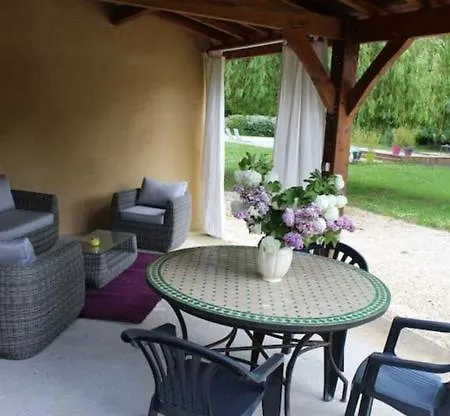 Les Pres De La Mirandole, 3 Gites, 5 Chambres, Piscine Hébergement de vacances *