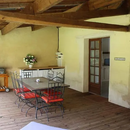 Hébergement de vacances Les Pres De La Mirandole, 3 Gites, 5 Chambres, Piscine